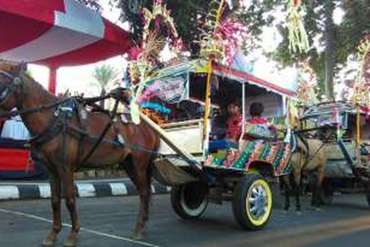 Cidomo hias, transportasi tradisional masyarakat Lombok ikut memeriahkan parade Bulan Budaya Lombok-Sumbawa 2016 di Mataram, Nusa Tenggara Barat, Kamis (18/8/2016).