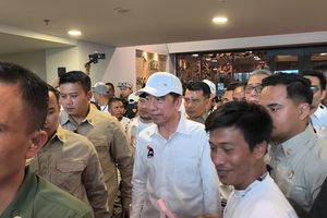 Pakai Topi dan Kemeja Putih Berlambang 'Gajah', Jokowi Hadiri Rakorda PSI Kabupaten Bogor