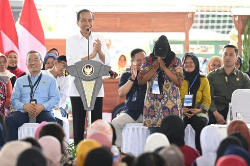 Beli Celana Nasabah Mekaar Rp 15.000, Jokowi: Sangat Murah, Bisa Bersaing dengan Negara Lain