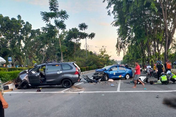 Peristiwa kecekalaan beruntun terjadi di perempatan Bundaran Digulis Universitas Tanjungpura (Untan) Pontianak, Kalimantan Barat (Kalbar), Selasa (15/6/2021) pukul 06.00 WIB. Dalam peristiwa tersebut, satu orang pengendara sepeda motor berinisial SH tewas, sementara 4 orang lain mengalami luka-luka.