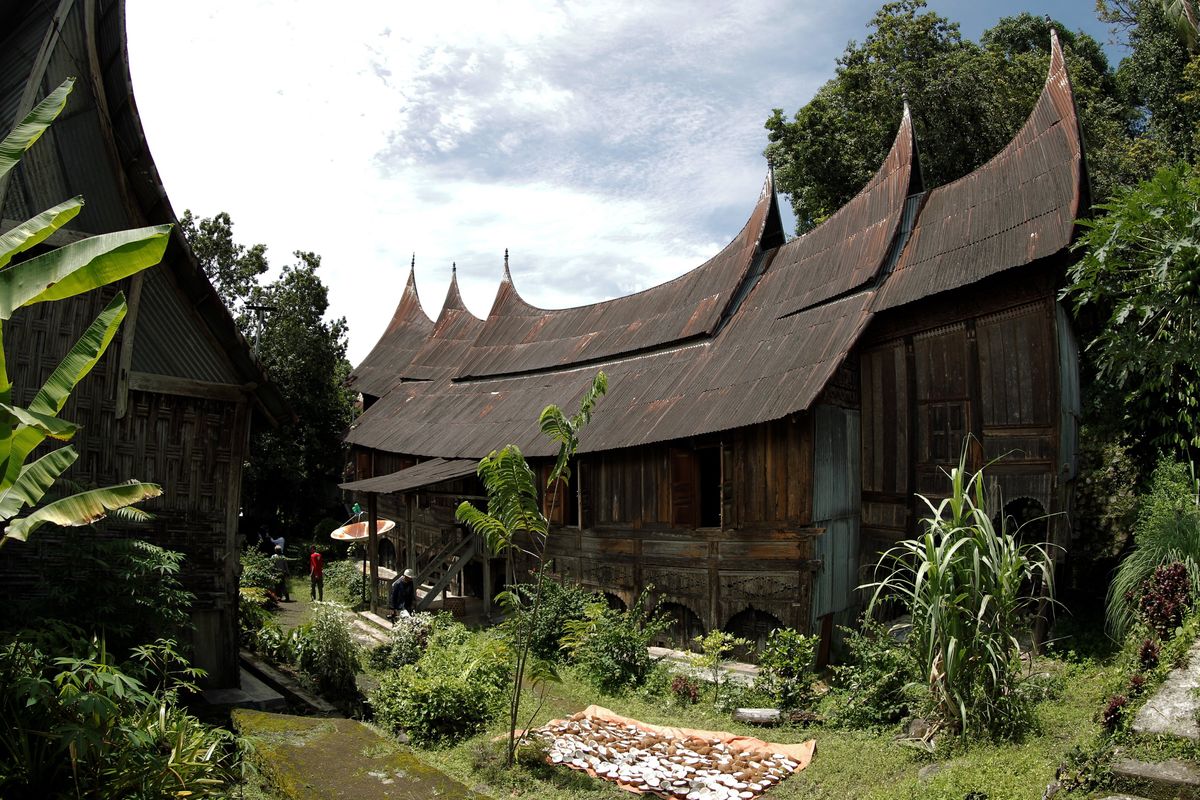 Rumah Gadang di Nagari Sumpur, Kecamatan Batipuh Selatan, Kabupaten Tanah Datar, Sumatera Barat, Minggu (19/2/2012). Arsitektur bangunan rumah tradisional ini mengadaptasi arsitektur tahan gempa.