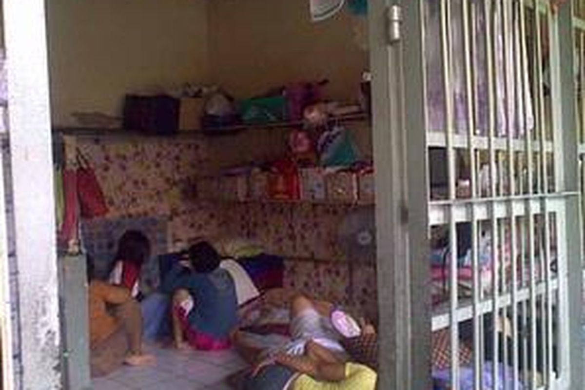 Berbeda dengan ruang tahanan Arthalita Suryani, tahanan lainnya yang tinggal di ruang tahanan blok A Rumah Tahanan Pondok Bambu Jakarta terpaksa harus berdesak-desakan karena diisi sekitar 12 hingga 20 orang. Kondisi ini terlihat saat wartawan menilik rutan, Senin (11/1/2010).