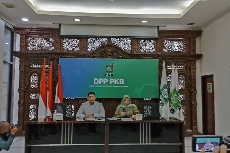 Wakil Ketua Komisi IX DPR RI Nihayatul Wafiroh (kanan) mengadakan konferensi pers menanggapi kasus kekerasan pada anak dan perempuan yang beredar di Kantor DPP PKB, Jakarta Pusat, Rabu (4/3/2023). 