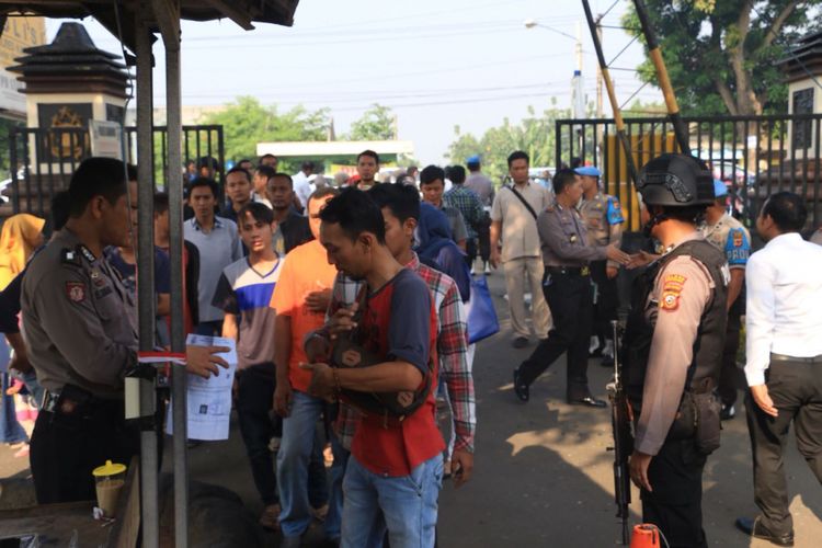 Pengamanan gerbang masuk Mapolres Karawang dijaga ketat. Petugas juga memeriksa secara teliti tamu yang datang, Senin (14/5/2018).