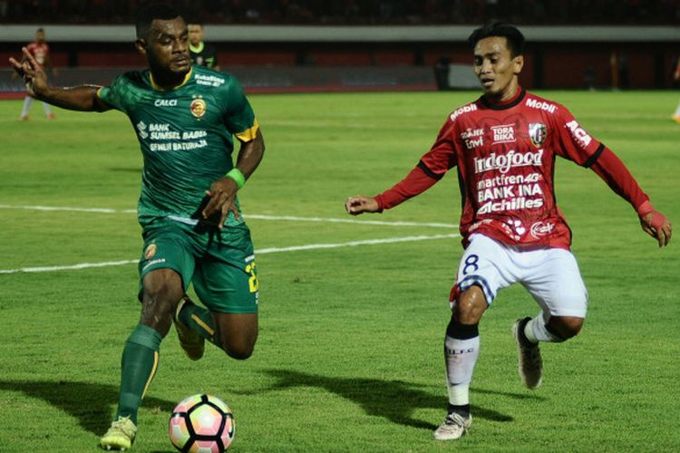 Gelandang Bali United, M Taufiq (kanan) mencoba menghalangi laju bek Sriwijaya FC, Markho Sandy Merauje pada semifinal leg kedua Piala Presiden 2018 di Stadion Kapten I Wayan Dipta, Gianyar, Rabu (14/2/2018) malam. 