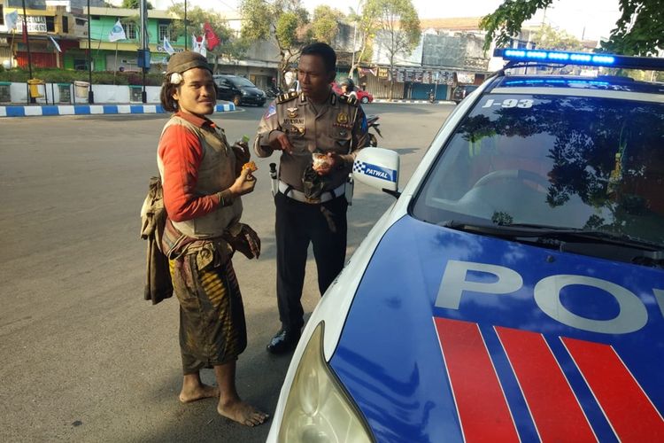 Sosok ODGJ yang diberi makan dan dibersihkan wajahnya oleh oleh Polisi di Jombang, Jawa Timur, Jumat (25/10/2019). Aksi itu berlangsung saat petugas dari Satlantas Polres Jombang melaksanakan Operasi Zebra Semeru 2019.