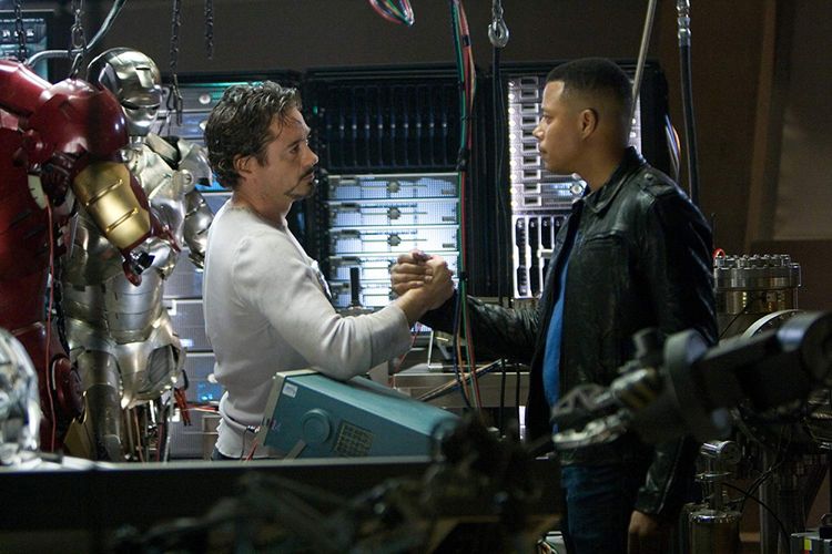 Robert Downey Jr dan Terrence Howard dalam Iron Man (2008)