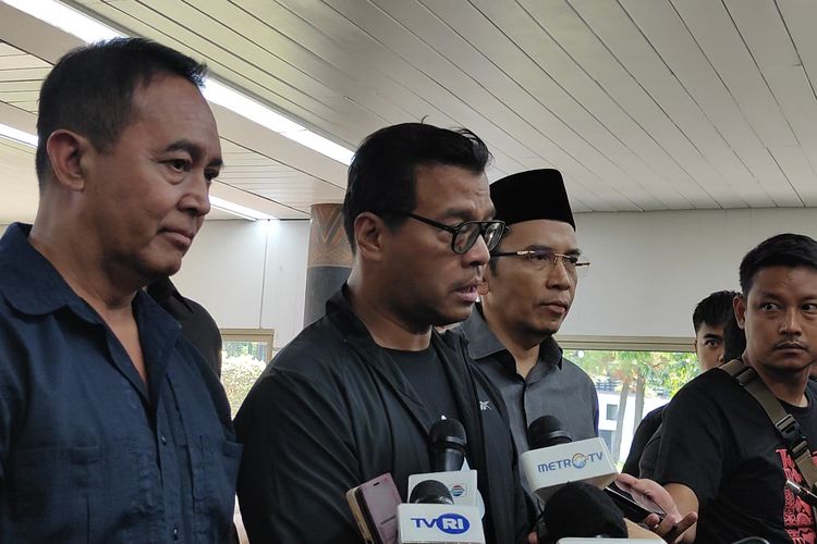 Deputi Politik 5.0 Tim Pemenangan Nasional (TPN) Ganjar Pranowo-Mahfud MD, Andi Widjajanto dalam konferensi pers di Bandara Internasional Soekarno Hatta, Tangerang, Banten, Rabu (29/11/2023).