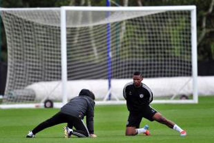 Penyerang Chelsea, Samuel Eto'o (kanan) mengikuti sesi latihan, di Cobham, London, Senin (7/4/2014). Sesi latihan itu merupakan bagian persiapan Chelsea melakoni leg kedua perempat final Liga Champions melawan Paris Saint-Germain, di Stamford Bridge, Selasa (8/4/2014).
