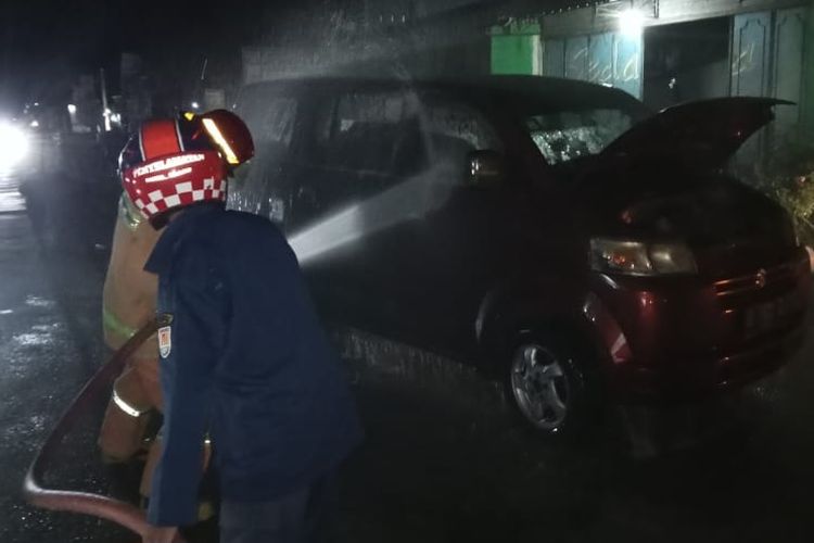 Petugas Damkar memadamkan api yang membakar mobil pemudik di jalan raya Buntu, Kecamatan Kemranjen, Kabupaten Banyumas, Jawa Tengah, Senin (8/4/2024) malam.