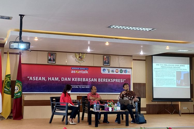 Dekan Fakultas Hukum Universitas Mulawarman, Mahendra Putra Kurnia (tengah) didampingi Prof Henry Subiakto (kiri) saat menjadi narasumber dalam diskusi bertajuk ASEAN, HAM, dan Kebebasan Berekspresi di Fakultas Hukum Unmul Samarinda, Kamis (16/6/2022).