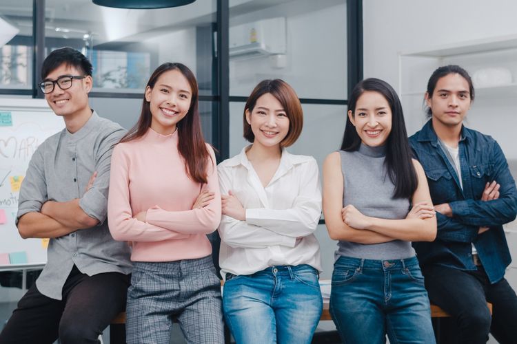 Ilustrasi karyawan magang. Peserta Magang Nasional Kemnaker 2025 akan memperoleh gaji setara UMK. Cek lagi daftar UMK Jabar 2025 di seluruh kabupaten dan kota.