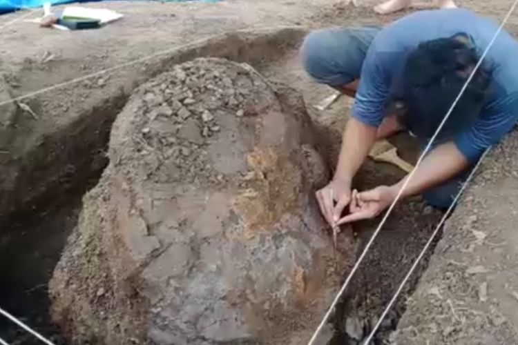 Tim peneliti menemukan fosil kura-kura purba di kawasan konservasi fosil purba di Jembarwangi, Tomo, Sumedang, Jabar. Screenshoot AAM AMINULLAH/KOMPAS.com