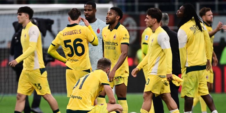 Penyerang AC Milan, Christopher Nkunku, dan rekan-rekan setimnya bereaksi di akhir laga Serie A Italia antara AC Milan dan Atalanta di Stadion San Siro di Milan pada 10 Mei 2026.
