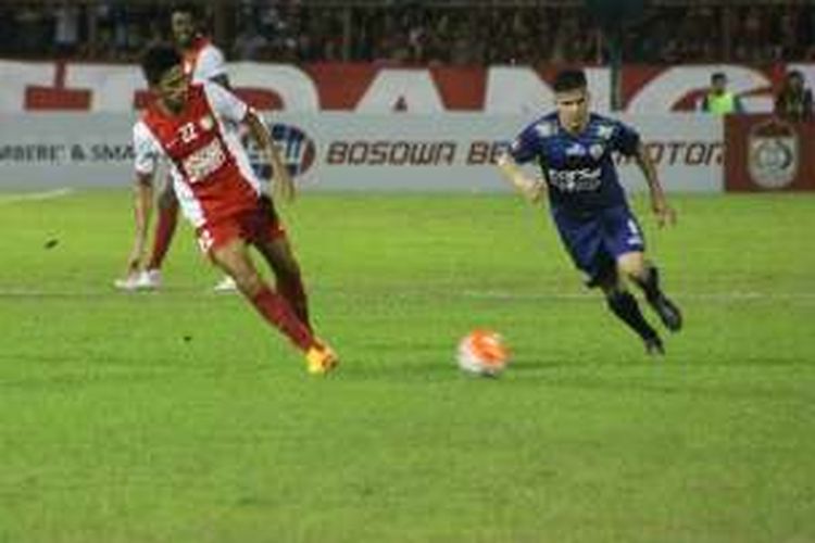 Striker Arema, Gustavo Giron (kanan), coba lewati hadangan pemain PSM Makassar, Ardan Aras, dalam laga Torabika Soccer Championship 2016, di Stadion Andi Mattalatta, Makassar, pada Minggu (12/6/2016).
