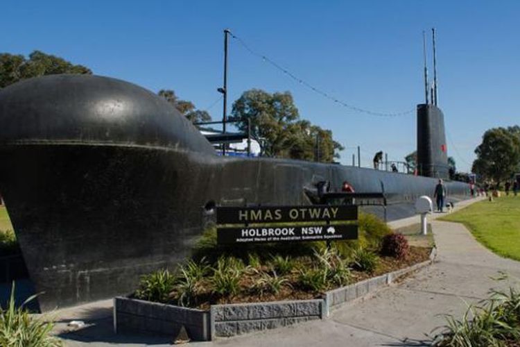 Kapal selam HMAS Otway di tengah Kota Holbrook.

