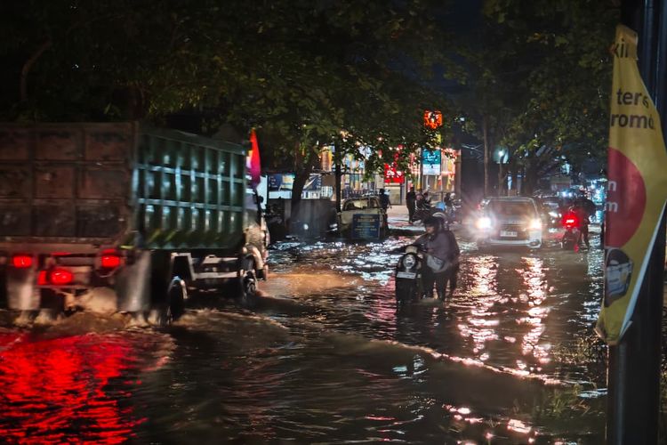Ilustrasi hujan deras.  Badan Meteorologi, Klimatologi, dan Geofisika (BMKG) memprakirakan sebagian besar wilayah Jawa Timur akan mengalami cuaca berawan dan hujan ringan pada Minggu (26/10/2025).