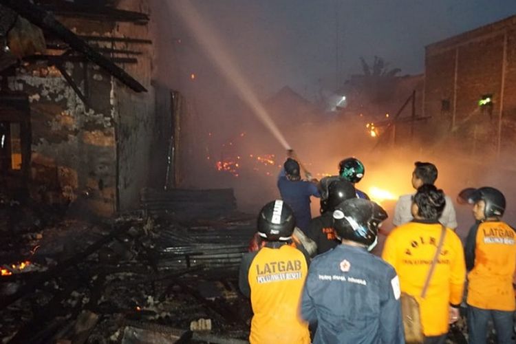 Petugas pemadam kebakaran dibantu warga dan unsur lainnya mencoba memadamkan api yang membakar 4 bangunan di kelurahan Panjang Baru Kota Pekalongan Jawa Tengah.