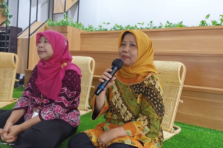 Asisten Deputi Pemenuhan Hak Anak atas Pengasuhan dan Lingkungan KemenPPPA, Rohika Kurniadi Sari (kiri) menjelaskan efek buruk perkawinan anak di Kantor KemenPPPA, Jakarta Pusat, Jumat (20/1/2023). 
