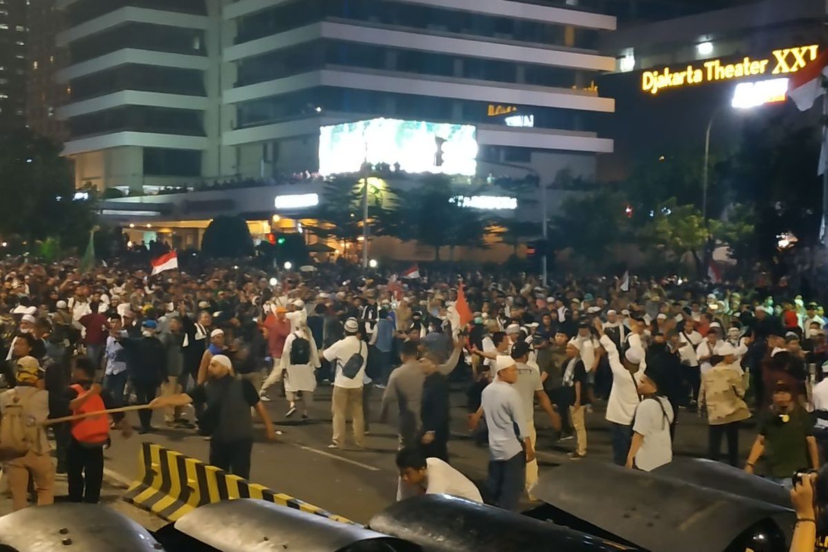 Massa aksi demo Bawaslu membantu menghalau massa yang terprovokasi dan hendak menghampiri barikade aparat gabungan di depan Bawaslu, Selasa (21/5/2019).