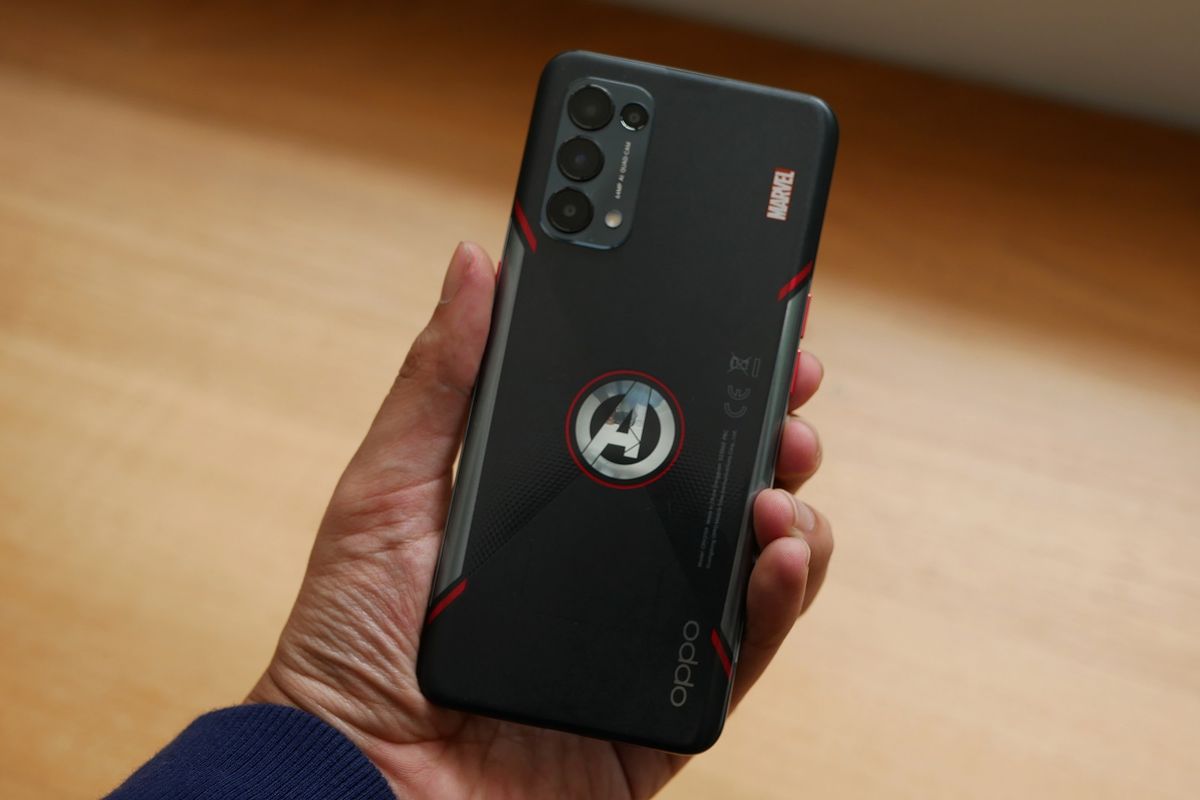 Tampilan punggung Oppo Reno5 Marvel Avengers Edition.