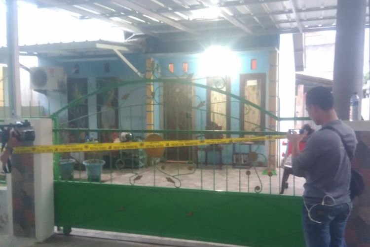 Lokasi rumah milik Deni Faisal yang ditemukan tewas bersama dua rekannya di Jalan Aroe RT 05 RW 03 Keluragan Gunung Ibul Barat, Kecamatan Prabumulih kota Prabumulih, Sumatera Selatan, Kamis (6/12/2018). 