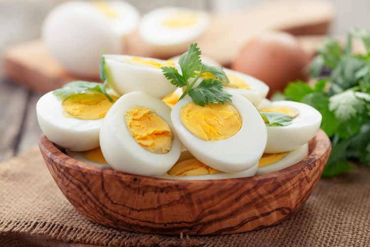 Putih telur mengandung lebih banyak protein, tetapi rendah nutrisi lain. Sedangkan, kuning telur lebih kaya nutrisi, tetapi mengandung kolesterol. Para ahli mengatakan orang sehat makan telur utuh setiap hari tidak masalah. 