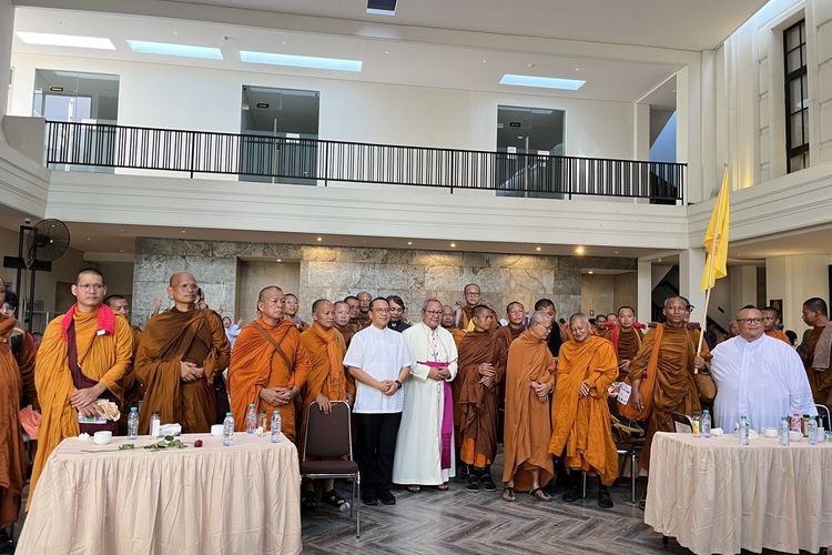 Puluhan Bhikkhu Berjalan Mampir ke Gereja HKY Surabaya, Bawa Pesan Perdamaian