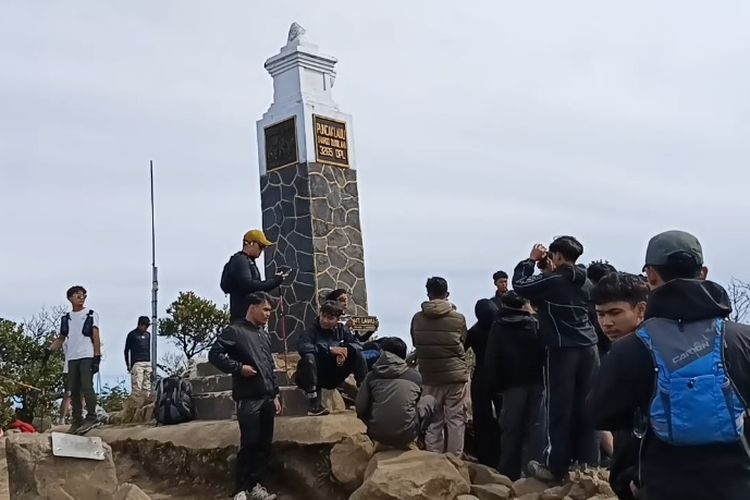 Puncak Gunung Lawu pada Bulan Juli 2025. Ribuan pendaki menyerbu jalur pendakian Gunung Lawu melalui Basecamp Cemorosewu, Desa Ngancar, Kecamatan Plaosan, Magetan, pada libur panjang akhir pekan. BKPH Lawu Selatan mencatat lebih dari 1.600 pendaki memanfaatkan libur panjang untuk mendaki Puncak Gunung Lawu yang memiliki ketinggian 3.265 mdpl.