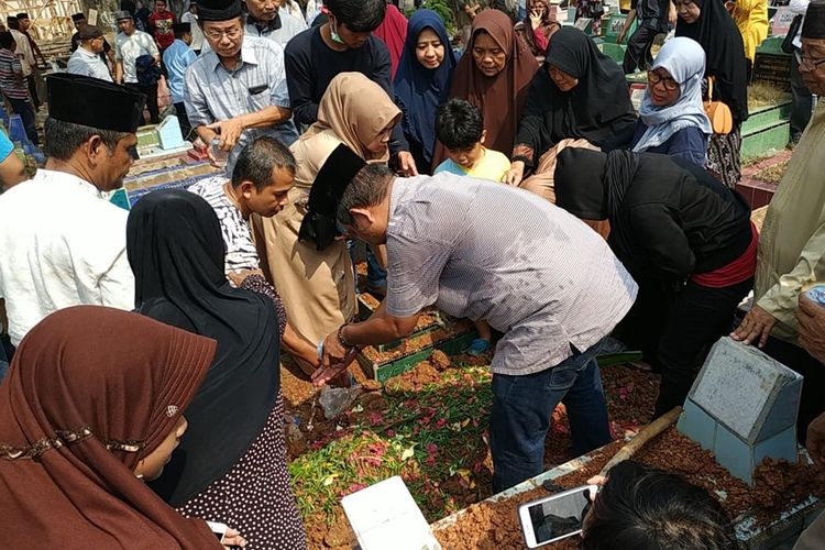 Prosesi pemakaman Aprianita (50) PNS Kementerian PU yang tewas dibunuh lalu dicor di TPU Kamboja Palembang, pada Sabtu (26/10/2019).