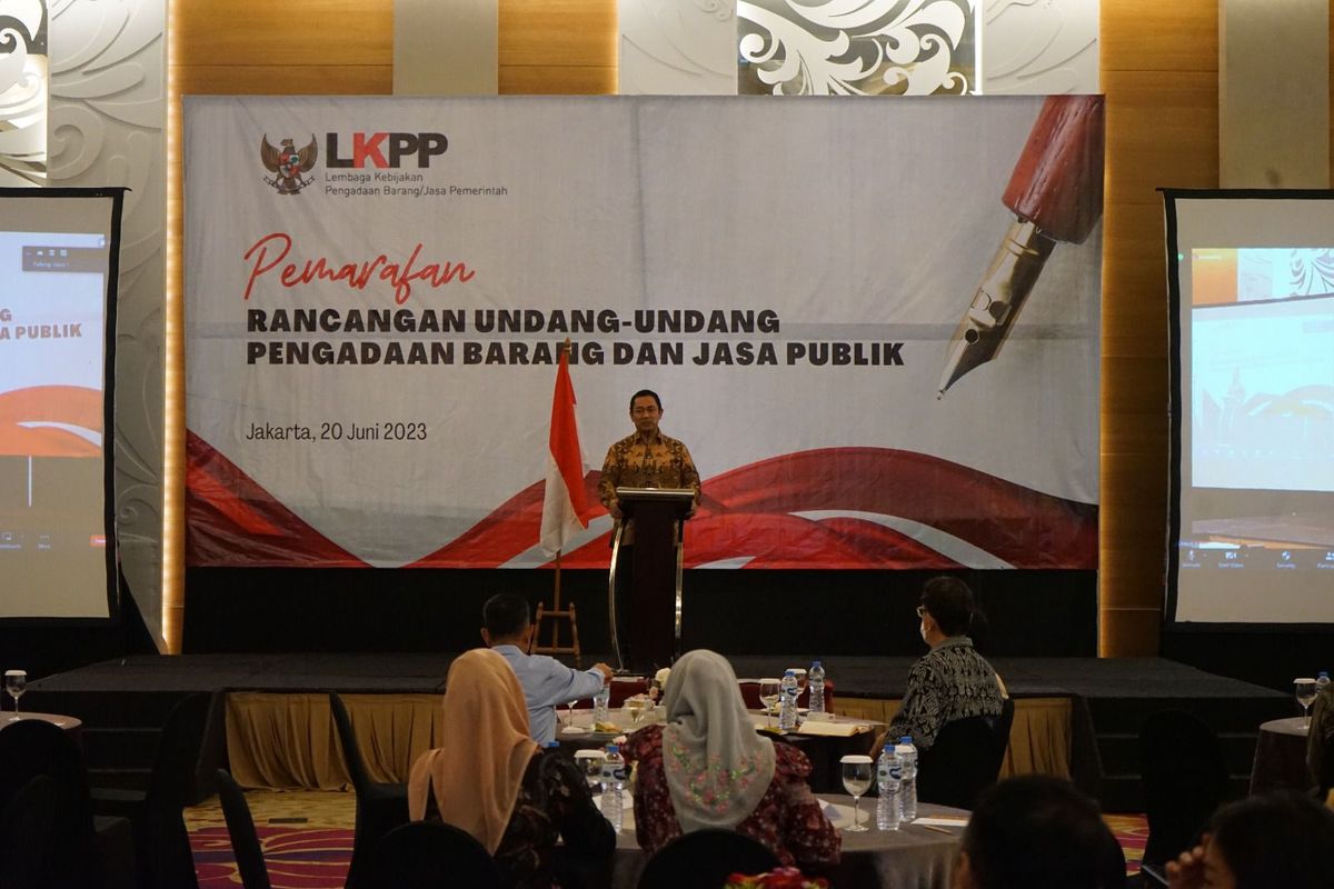 Kepala LKPP Hendrar Prihadi saat memberikan arahan dalam giat Pembubuhan Paraf Rancangan Undang-Undang Pengadaan Barang/Jasa Publik (RUU PBJ Publik), di Jakarta, Selasa (20/6/2023).