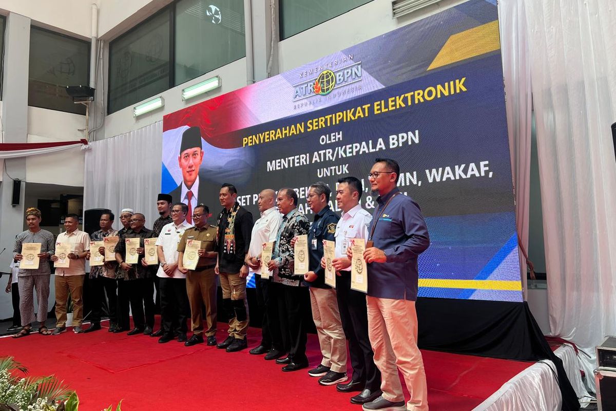 Menteri Agraria dan Tata Ruang/Kepala Badan Pertanahan Nasional (ATR/BPN) Agus Harimurti Yudhoyono (AHY) menyerahkan 12 sertifikat tanah elektronik di Kantor Pertanahan (Kantah) Kota Bekasi, Jawa Barat, Selasa (6/8/2024).