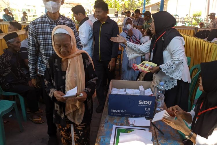 Pilkades serentak di Kabupaten Lumajang: warga Desa Tukun gunakan hak suara di TPS