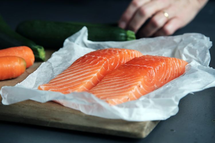 Ilustrasi daging ikan salmon, yang dapat membantu menurunkan tekanan darah
