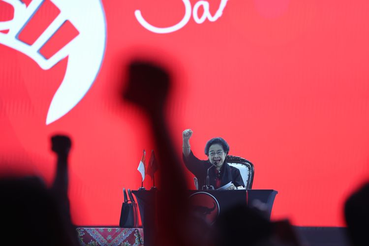 Ketua Umum PDI-P, Megawati Soekarnoputri, berpidato di hadapan ribuan kader dan simpatisan dalam Rapat Kerja Nasional (Rakernas) V PDI-P di Beach City International Stadium, Jakarta, Jumat (24/5/2024).
