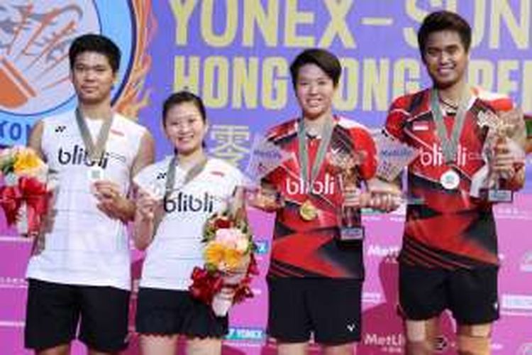 Pasangan ganda campuran Indonesia,  Tontowi Ahmad/Liliyana Natsir dan Praveen Jordan/Debby Susanto, berpose di podium pertama dan kedua. Tontowi/Liliyana menang  21-19, 21-17 atas Praveen/Debby pada laga final yang berlangsung di Hong Kong Coliseum, Minggu (27/11/2016).