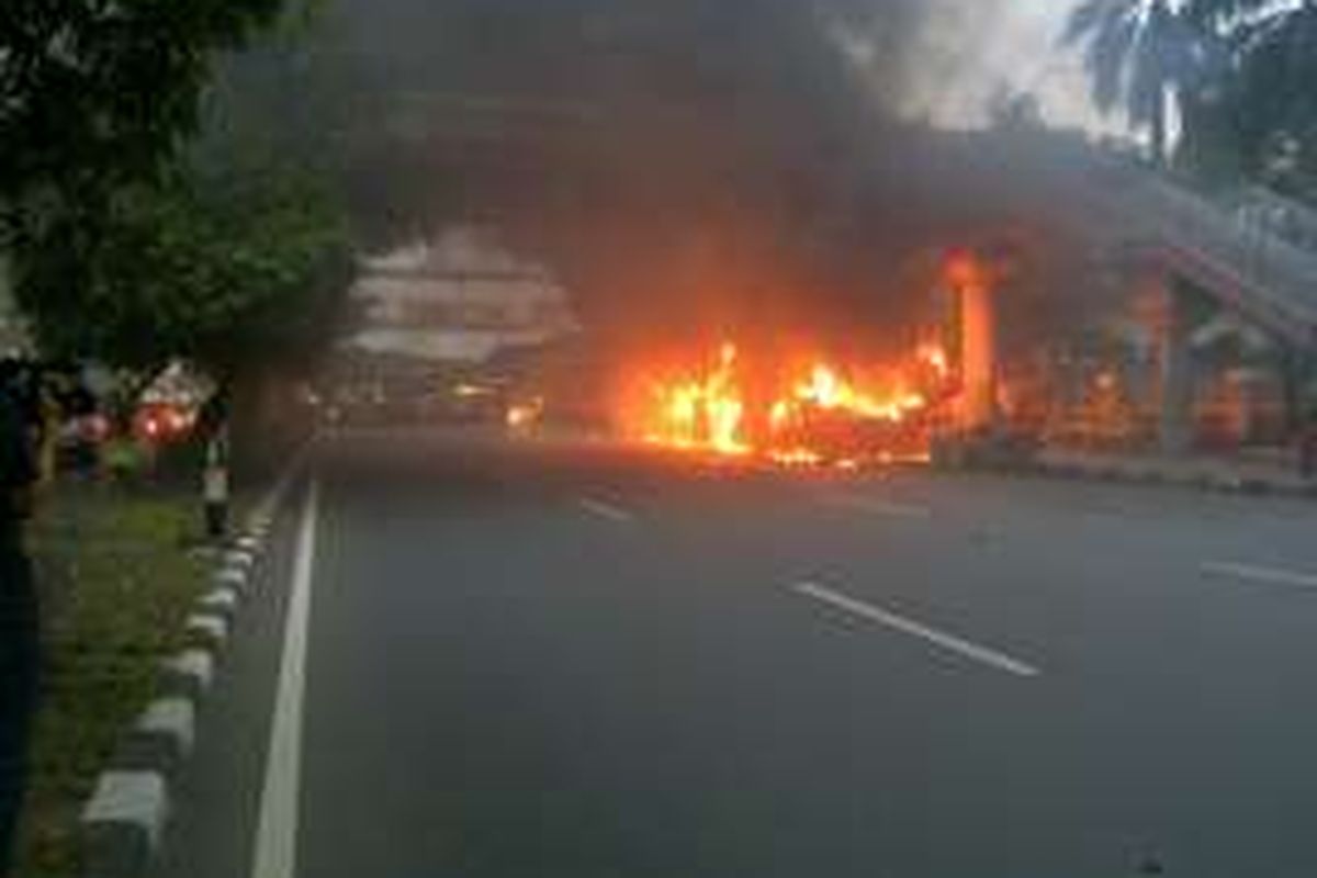 Bus Transjakarta terbakar di Jalam MT Haryono, Cawang, Jakarta Timur, Rabu (1/12/2016). Kejadian itu terjadi hanya beberapa meter setelah halter Bus Transjakarta depan Gedung Badan Narkotika Nasional (BNN). 