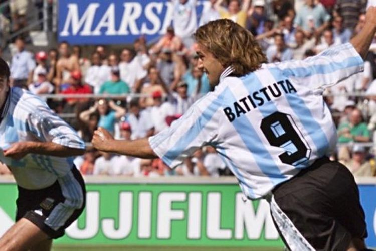 Gabriel Batistuta merayakan gol Argentina ke gawang Belanda pada partai Piala Dunia 1998 di Stadion Velodrome, 4 Juli 1998.