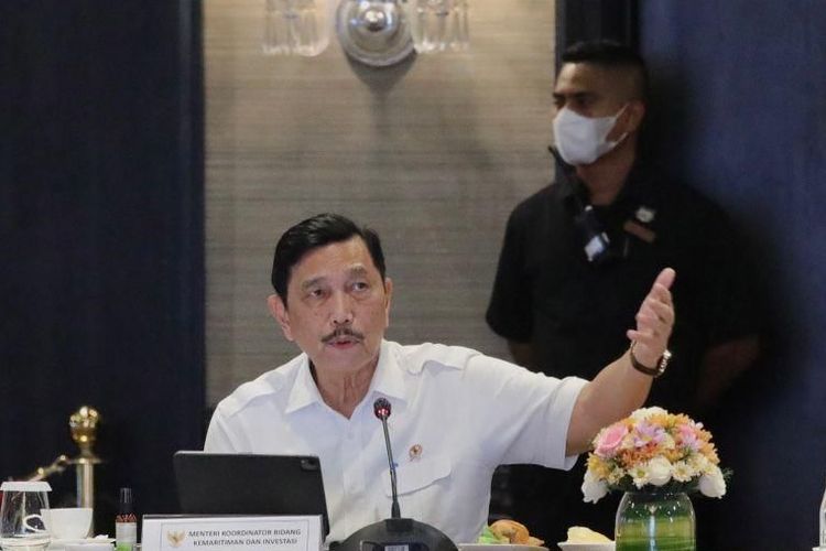 Menko Bidang Kemaritiman dan Investasi Luhut B. Pandjaitan memimpin rapat koordinasi persiapan jelang KTT G20 di Bali, Selasa (4/10/2022). 