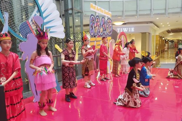 Para siswa SD Montessori Gading Permata School merayakan keberagaman pada United Nations Day dan Sumpah Pemuda, Jumat 29 Oktober 2022, di Mal Artha Gading, Jakarta Utara.