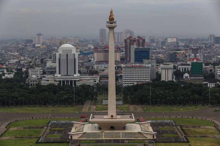 Pemandangan Monumen Nasional (Monas) dari lantai 24 di Perpustakaan Nasional di Jalan Medan Merdeka Selatan, Jakarta Pusat, Rabu (8/11/2017). Perpustakaan Nasional dengan total 24 lantai dan tiga ruang bawah tanah merupakan gedung perpustakaan tertinggi di dunia. KOMPAS.com/GARRY ANDREW LOTULUNG