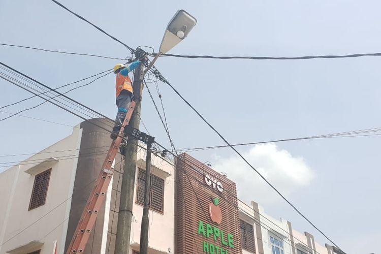 Foto: Petugas PLN UP3 Pematangsiantar melakukan Pemutusan LPJU di wilayah unit layanan pelanggan (ULP) Perdagangan Kabupaten Simalungun, Jumat (28/8/2020).