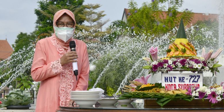 Wali Kota Surabaya Tri Rismaharini saat menggelar prosesi potong tumpeng yang dilakukan bersama jajarannya untuk merayakan Hari Jadi Kota Surabaya ke-727 yang jatuh pada setiap tanggal 31 Mei di Balai Kota Surabaya, Minggu (31/5/2020).