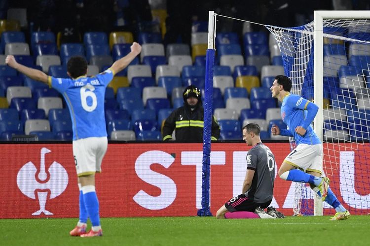 Gelandang Napoli Eljif Elmas (kanan) berselebrasi setelah mencetak gol ketiga timnya pada pertandingan sepak bola Grup C Liga Europa antara Napoli vs Leicester City pada 9 Desember 2021 di Stadion Diego-Maradona di Naples.