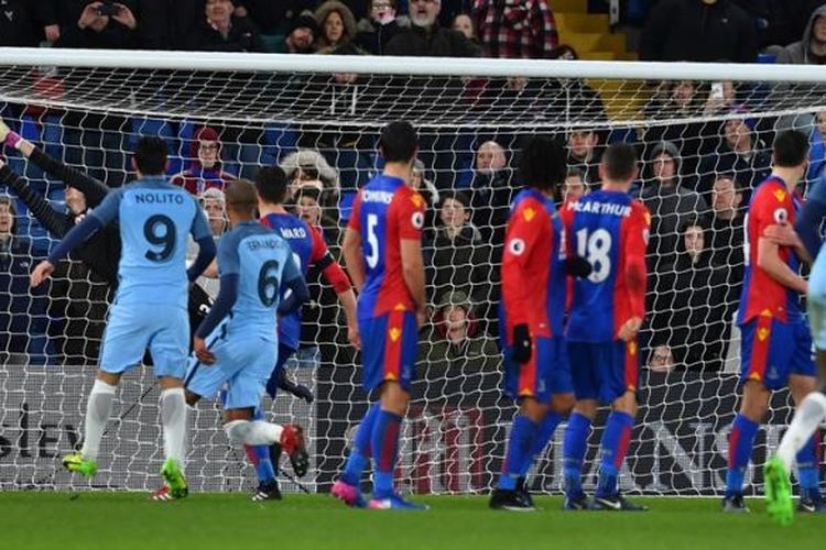 Yaya Toure mencetak gol ketiga Manchester City ke gawang Crystal Palace pada partai babak keempat Piala FA di Stadion Selhurst Park, Sabtu (28/1/2017).