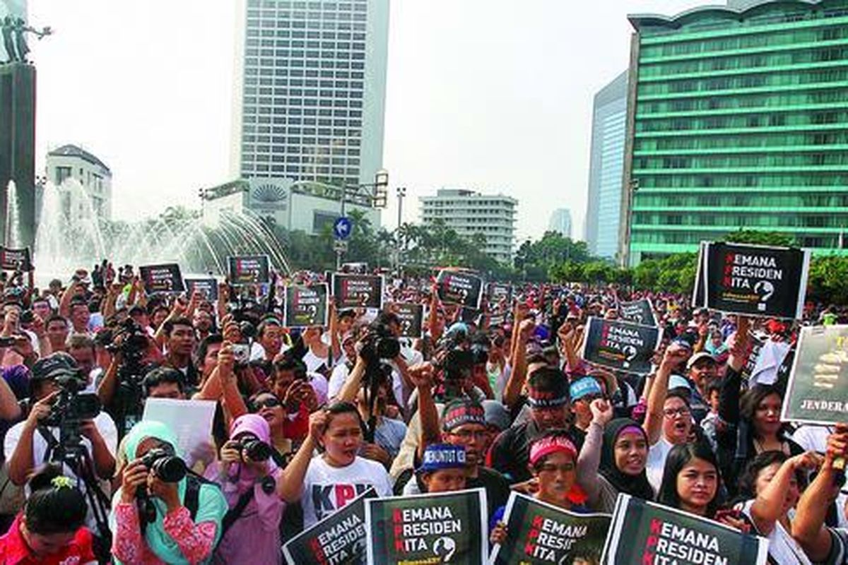 Ratusan orang dari berbagai elemen masyarakat berkumpul di Bundaran Hotel Indonesia (HI), Jakarta, Minggu (7/10) pagi. Mereka turut serta dalam aksi simpati 