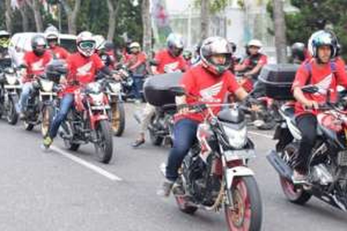 Iring-iringan bikers Honda.