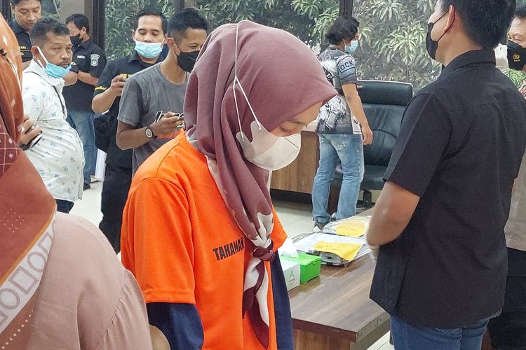 ES (31) pelaku penipuan minyak goreng murah di Jalan Batusari, Kebon Jeruk, Jakarta Barat, diperlihatkan di Mapolsek Kebon Jeruk, Rabu (3/8/2022). 
