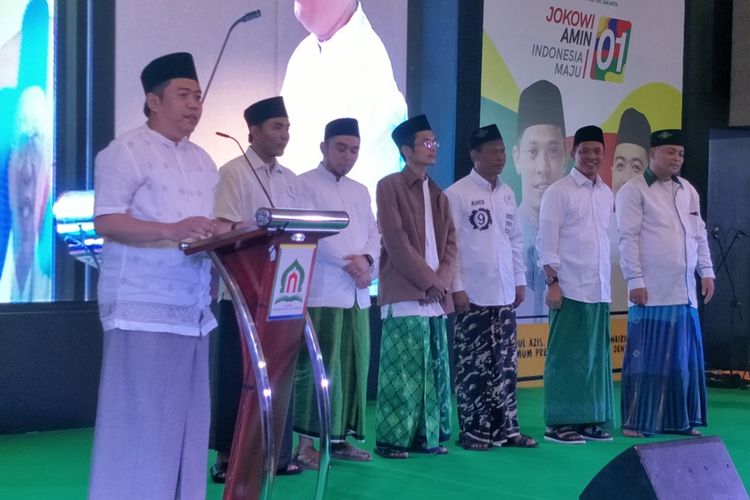 Sekjen Alumni Pesantren Dendy Zuhairil Finsa saat membacakan deklarasi dukungan terhadap pasangan calon nomor urut 01 Jokowi-Maruf di gedung Grand Mangaraja, Jakarta Utara, Sabtu (23/3/2019).