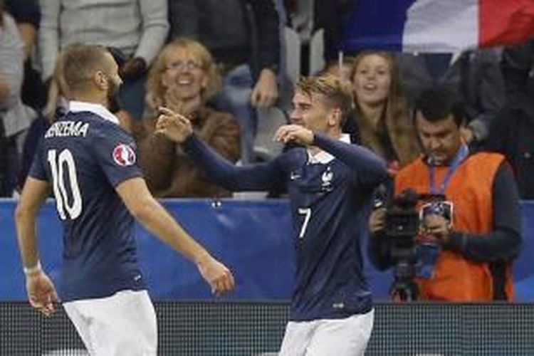 Karim Benzema dan Antoine Griezmann merayakan gol Perancis ke gawang Armenia, Kamis (8/10/2015). 